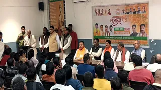 धनबाद नगर निगम के मेयर और चिरकुंडा नगर परिषद के अध्यक्ष प्रत्याशी के लिए धनबाद भाजपा कार्यालय में रायशुमारी के दाैरान उपस्थित पार्टी पदाधिकारी और दावेदार।