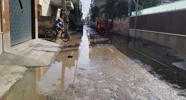 रोहतक की प्रेम नगर कॉलोनी में 2 महीने से सीवरेज ओवरफ्लो, दूषित पानी पीने को मजबूर हुए लोग
