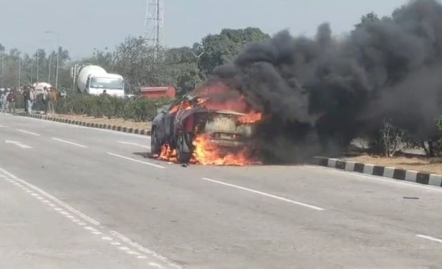Meerut-Bulandshahr राेड पर आग का गोला बनी चलती इलेक्ट्रिक कार, मची अफरातफरी