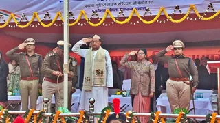 राष्ट्रीय ध्वज को सलामी देते वित्त मंत्री राधाकृष्ण किशोर। (जागरण)