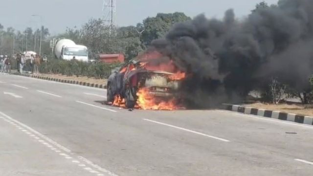 मेरठ-बुलंदशहर मार्ग पर दौड़ती इलेक्ट्रिक कार बनी आग का गोला, कार सवारों ने कूदकर बचाई जान

