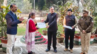 तेंदुआ को पकड़वाने वाली बहादुर बेटी तनु सिंह को प्रशस्ति पत्र देने प्रयागराज के प्रभारी वन निदेशक अरविंद यादव व अन्य अतिथि। जागरण