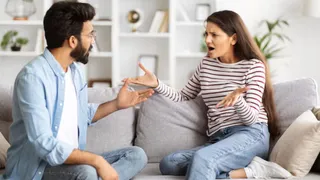 कहीं आपका पार्टनर 'इमोशनली अनअवेलेबल' तो नहीं? (Picture Courtesy: Freepik)