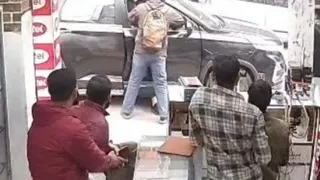 दुकान में लगे सीसीटीवी कैमरे में कैद हुई घटना। वीडियो ग्रैब