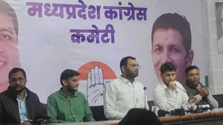 भोपाल में प्रेस कांफ्रेंस को संबोधित करते मप्र युवा कांग्रेस अध्यक्ष यश घनघोरिया व अन्य।