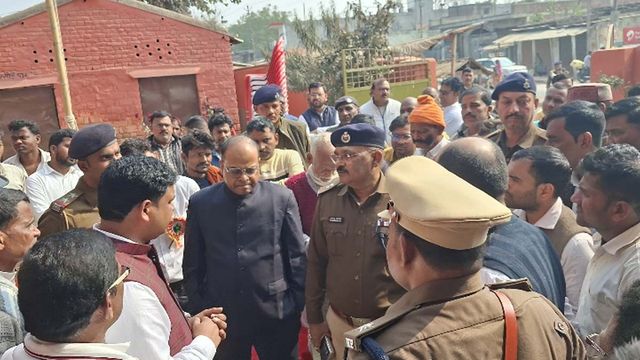 मधेपुरा : देशभक्ति के नारों पर शिक्षकों को पीटा, भड़के ग्रामीणों ने पंचायत कर पीटने वालों को सुना द‍िया कठोर फैसला, Leave the village
