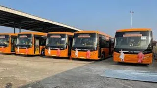प्रयागराज से वाराणसी के लिए नई इलेक्ट्रिक बसें शुरू की गईं, यात्रियों को कम किराए में यात्रा करने में आसानी होगी।