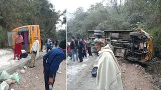 जिला कांगड़ा के जयसिंहपुर क्षेत्र में दुर्घटनाग्रस्त स्कूल बस। जागरण
