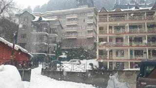 भारी बर्फबारी के कारण स्कूलों में अवकाश की घोषणा की गई है।