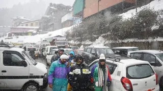 शिमला के फागू में हिमपात के दौरान पर्यटक। जागरण
