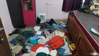 लूट के बाद बिखरा पड़ा घर का सामान। फोटो जागरण