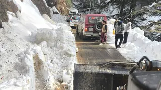 मंडी के निहरी क्षेत्र में फंसे 30 लोगों को प्रशासन ने रेस्क्यू कर लिया है।