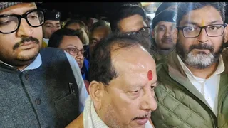 छात्रा के स्वजनों से मिलने पहुंचे उपमुख्यमंत्री विजय कुमार सिन्हा। जागरण