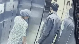 लिफ्ट में बदमाश ने महिला के गले से छीना मंगलसूत्र (वीडियो ग्रैब)