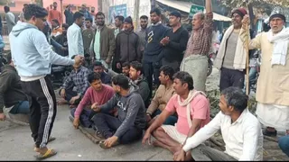 रमौली बाजार में आक्रोशित ग्रामीणों ने सड़क जाम कर धरना प्रदर्शन करते