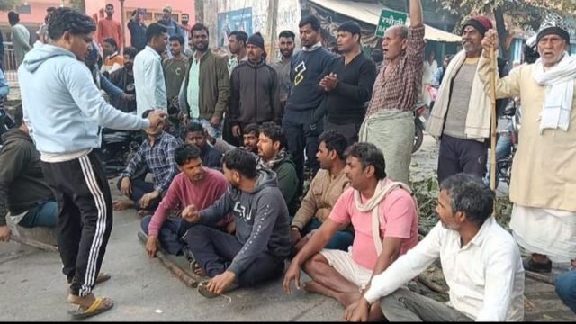 चंदौली में 400 साल पुराने मंदिर से राधा-कृष्ण की मूर्तियां चोरी, आक्रोशित लोगों ने सड़क जाम कर किया धरना प्रदर्शन
