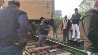 मौके पर पहुंचकर सुधार कार्य करते तकनीकी रेलकर्मी।