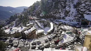 कैप्शन: बर्फबारी के बाद जाम जैसी स्थिति (जागरण)