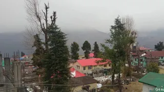 उत्तराखंड के उच्च हिमालयी क्षेत्रों में भारी हिमपात का दौर जारी है।