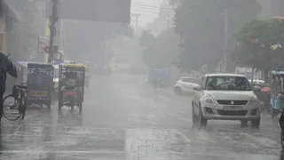 Mathura Weather Update: अचानक हुई वर्षा से बढ़ी ठंड, तापमान लुढ़कने से ...