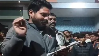 पंचेवा में बहिष्कार के फरमान को पढ़ता ग्रामीण युवक। (वीडियो ग्रैब)