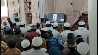 मदरसे में बच्चों को ऑनलाइन संबोधित करते एडीजी राजा बाबू सिंह।