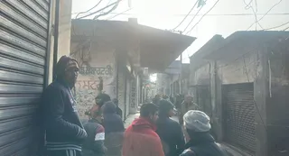 घटना के बाद इलाके में जुटी लोगों की भीड़ व जांच करने पहुंची पुलिस।