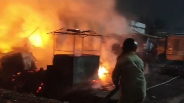 लखनऊ में आग लगने से चार दुकानें जली, डीसीएम भी जलकर राख
