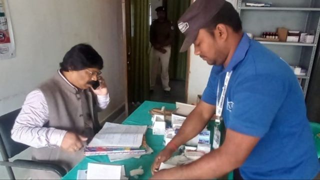 मरीज काट रहे चक्कर और मैडम ने पहले ही बना ली कल की हाजिरी; बीडीओ ने मांगा स्पष्टीकरण
