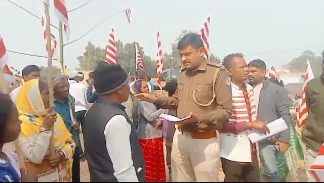 फर्जी कागजात पर जमीन हड़पने का आरोप, आदिवासी संगठनों ने सरना झंडा गाड़कर जताया विरोध
