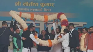 Bihar development news: जनसंवाद सभा को संबाेधित करने के पहुंचे सीएम, मखाना का माला पहनाकर कार्यकर्ताओं ने किया सम्मानित। जागरण