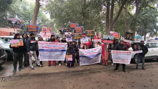 टाउन प्लानिंग कार्यालय के बाहर प्रदर्शन करते फ्लैट खरीदार।