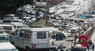 हिमालच में जाम में फंसे पर्यटक (फाइल फोटो)