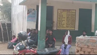 अस्पताल के बाहर मौजूद पीरटांड़ के ग्रामीण।