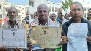 बंदोबस्ती परवाना लेकर भटक रहे दलित परिवार। फोटो जागरण