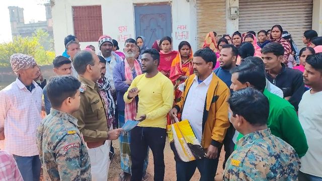 मुंगेर : माइक्रो फाइनेंस कंपनी ने क‍िया था वादा, 50 हजार रुपये ऋण देंगे; एलईडी, कूलर, मिक्सी भी म‍िलेगा ग‍िफ्ट, फ‍िर हो गया बड़ी  खेल
