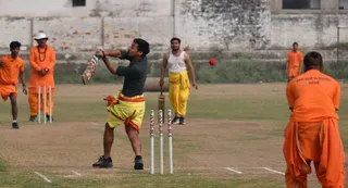शास्त्रार्थ महाविद्यालय के स्थापनोत्सव के अवसर पर रामापुरा स्थित जयनारायण इंटर कालेज में आयोजित संस्कृत बटुक क्रिकेट प्रतियोगिता। जागरण