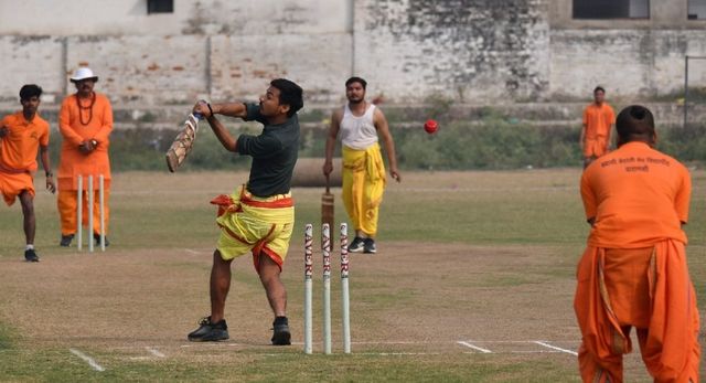 धोती-कुर्ता पहने बटुकों ने खेला क्रिकेट, संस्कृत कमेंट्री से गूंजा वाराणसी