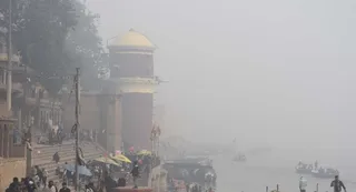 घने कोहरे और धुंध के साथ सुबह हुई, इसके कारण दृश्यता में आई कमी। जागरण