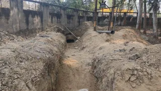 तालकटोरा में खुदाई के दौरान मिट्टी गिरने से मजदूर की मौत, दो घायल