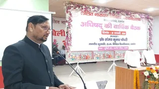 बैठक को संबोधित करते कुलपति। जागरण
