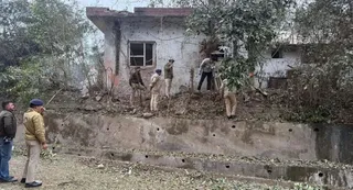 ब्लॉस्ट के बाद जांच करते हुए पुलिस। (फाइल फोटो)