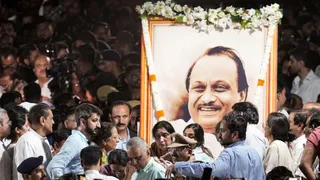 अजित पवार के अंतिम संस्कार में उनकी पत्नी सुनेत्रा पवार (पीटीआई)