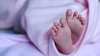 नफरत में आपा खोए सौतेले पिता ने जमीन पर पटक-पटककर दो वर्षीय बेटे की हत्या कर दी। प्रतीकात्मक तस्वीर