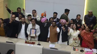 जीत के बाद भाजपा प्रत्याशी सौरभ जोशी ने पिता की तस्वीर के साथ संभाली मेयर की कुर्सी।