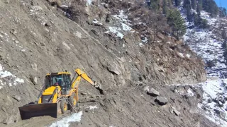 जिला कुल्लू के मणिकर्ण में पहाड़ से गिर रहे मलबे को हटाती मशीनरी। जागरण
