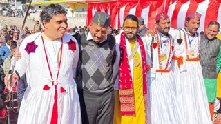 साहिया में गौ संरक्षण सेवा समिति की ओर से आयोजित द्वितीय वार्षिक सम्मेलन में पहुंचे पतंजलि योगपीठ हरिद्वार के आचार्य बालकृष्ण जौनसार के पहनावे में तलवार लेकर लोक नृत्य करते हुए। जागरण