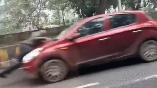 ट्रैफिक पुलिस को कार सवार ने दो किलोमीटर तक घसीटा।