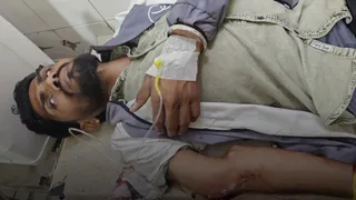 गोली लगने से घायल लाइनमैन।