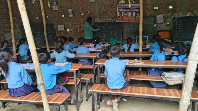 ‘पढ़ेगा इंडिया तो बढ़ेगा इंडिया’ के नारे को ठेंगा दिखाता बिहार का ये स्कूल, खंडहर में भविष्य गढ़ रहे मासूम



